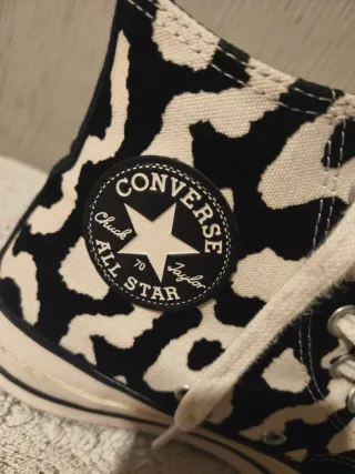 Zapatillas grises y plateadas