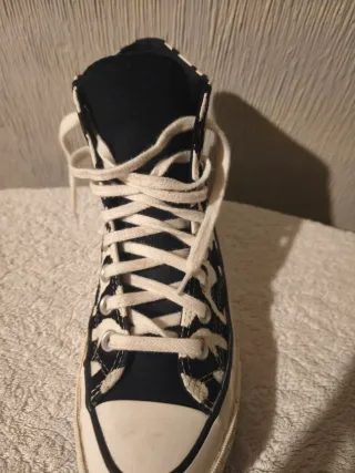 Zapatillas grises y plateadas