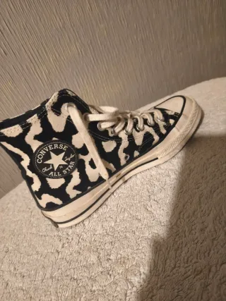 Zapatillas grises y plateadas