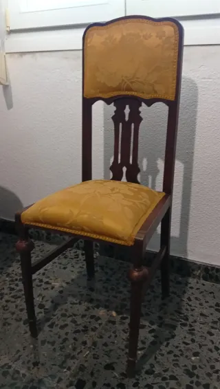 Silla antigua restaurada madera, recogida Baeza