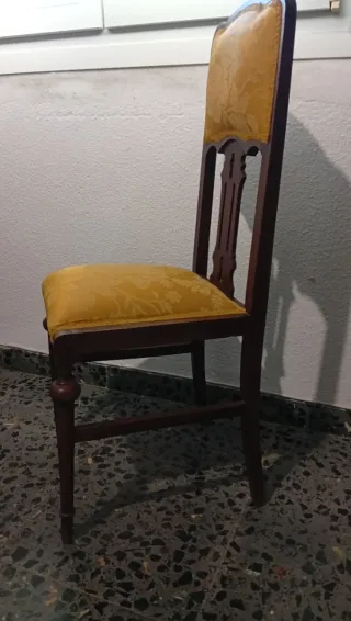 Silla antigua restaurada madera, recogida Baeza