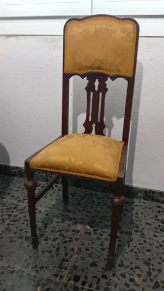 Silla antigua restaurada madera, recogida Baeza