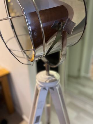 Lámpara de pie industrial blanca