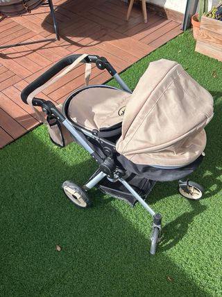 Carrito de bebé de juguete