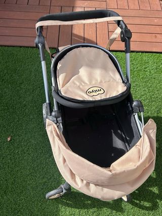 Carrito de bebé de juguete