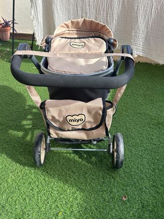 Carrito de bebé de juguete