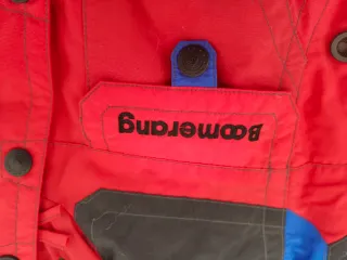 Traje de esquí rojo y negro