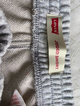 Pantalón corto Levis gris con detalles