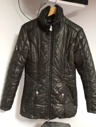 Abrigo plumífero negro ligero