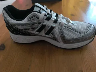 Zapatillas New Balance 1906 Plata y Blanco