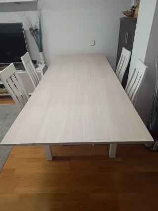 Conjunto de mesa y sillas de comedor