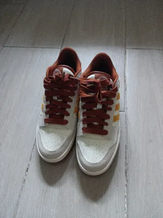 Zapatillas Adidas Beige y Blancas