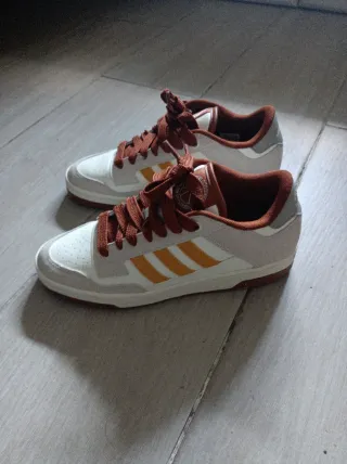 Zapatillas Adidas Beige y Blancas