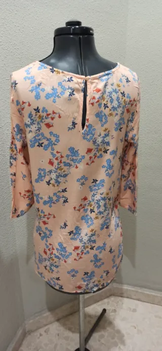 Blusa floral finita talla M Stradivarius