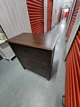 Cómoda de madera marrón