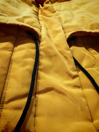 Plumífero largo mostaza con capucha