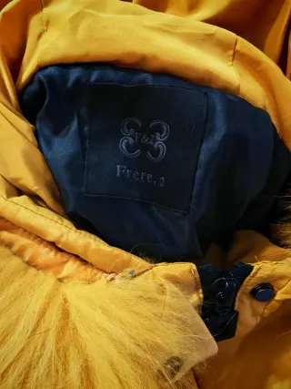 Plumífero largo mostaza con capucha