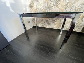 Mesa extensible cristal y metal