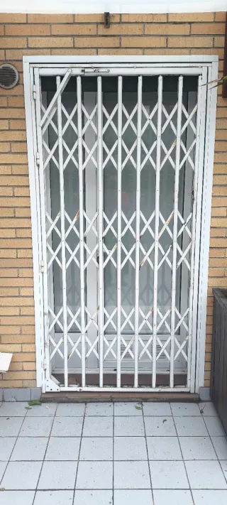 Reja de ballesta blanca con cerradura