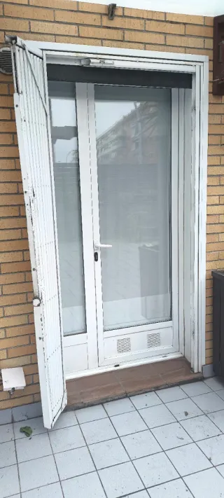 Reja de ballesta blanca con cerradura