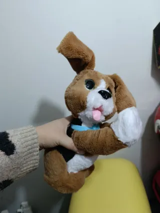 Perro de peluche interactivo
