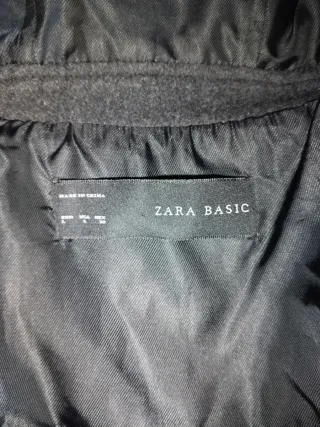 Abrigo gris con capucha