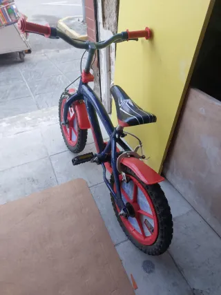 Bicicleta infantil azul y roja