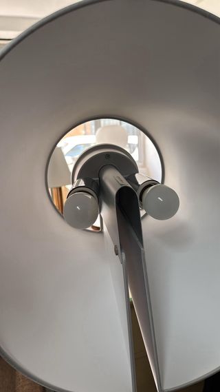 Lámpara de pie moderna gris