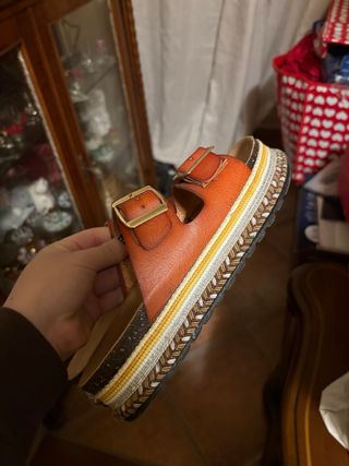 Sandali arancioni con fibbie dorate