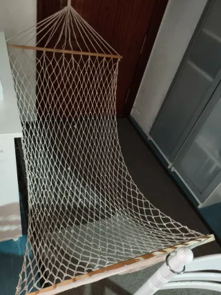 Hamaca de jardín beige y blanca