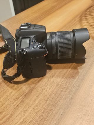 Cámara Nikon Negra con Objetivo perfecto estado