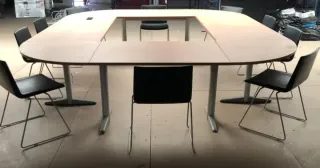 Mesa de reuniones con 10 sillas y mueble bajo