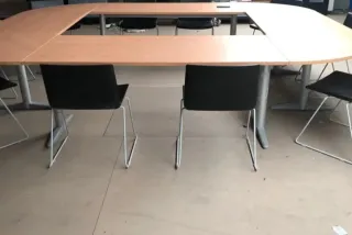 Mesa de reuniones con 10 sillas y mueble bajo