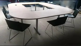 Mesa de reuniones con 10 sillas y mueble bajo