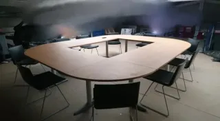 Mesa de reuniones con 10 sillas y mueble bajo