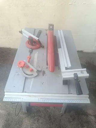 Sierra de mesa con accesorios