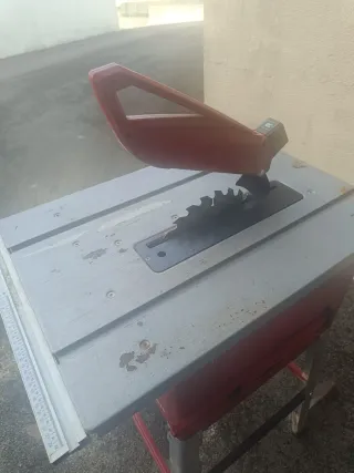 Sierra de mesa con accesorios