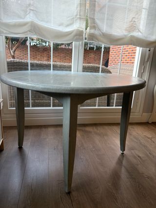 Mesa redonda y 6 sillas de madera