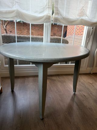 Mesa redonda y 6 sillas de madera