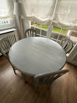 Mesa redonda y 6 sillas de madera