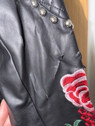 Chaqueta Biker Negra Bordada Flores y Tachuelas