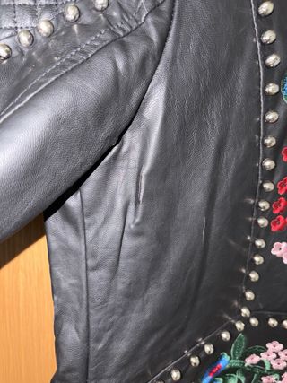Chaqueta Biker Negra Bordada Flores y Tachuelas