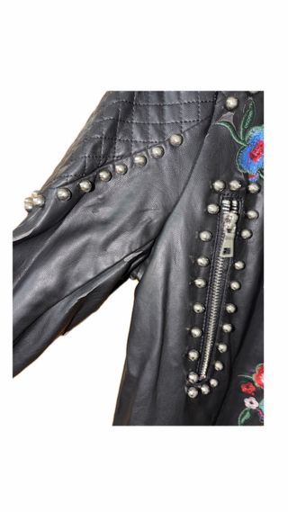 Chaqueta Biker Negra Bordada Flores y Tachuelas