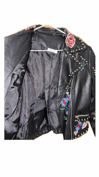 Chaqueta Biker Negra Bordada Flores y Tachuelas