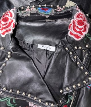 Chaqueta Biker Negra Bordada Flores y Tachuelas