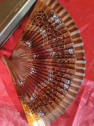 Abanico de madera pintado a mano