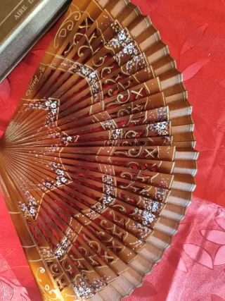 Abanico de madera pintado a mano
