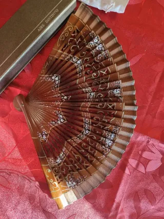 Abanico de madera pintado a mano