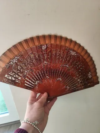 Abanico de madera pintado a mano