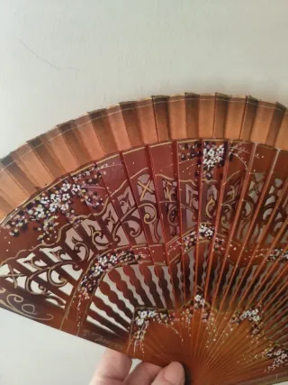 Abanico de madera pintado a mano